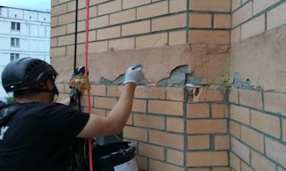 Обследование фасада здания в Белой Калитве в октябре